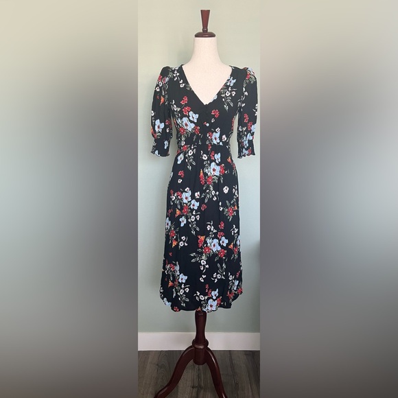 Banana Republic Dresses & Skirts - Banana Republic Black Floral Long Sleeve Dress